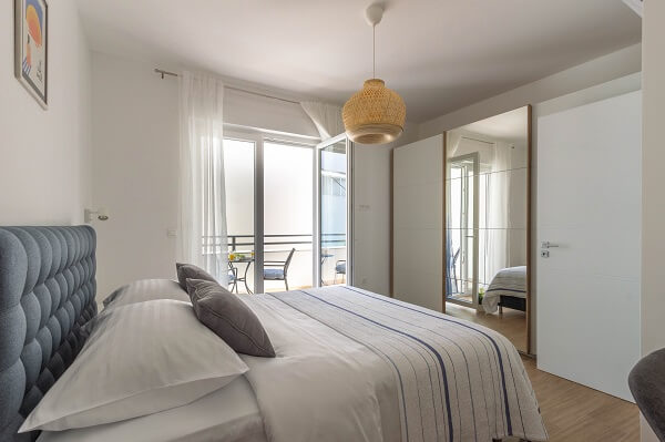 Sleeping room with an exit on the balcony