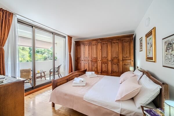 sleeping room with balcony