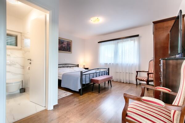 Sleeping room + bathroom