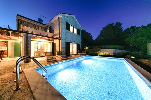 Swimming pool+house at night